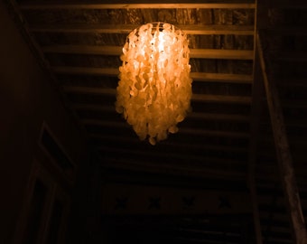 Lustre redondo de conchas de Capiz - Luminária pendente boho costeira - Concha natural feita à mão, 30 cm