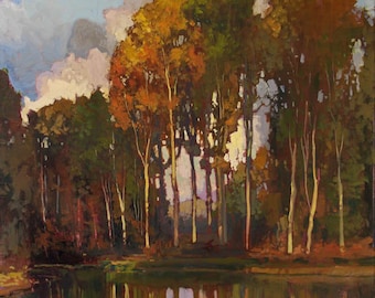 Op de afbeelding: Een schilderij van een boslandschap met een meer op de voorgrond. De bomen zijn voornamelijk groen, maar sommige hebben gele en oranje bladeren. De lucht is blauw met witte wolken. Het meer reflecteert de bomen en de lucht.