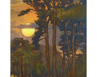 Op de afbeelding: Een schilderij van een zonsondergang met een grote, heldergele zon achter een rij hoge, donkergroene bomen. De bomen zijn gesilhouetteerd tegen de oranje en paarse lucht.