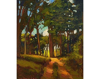 Op de afbeelding: Een schilderij van een bospaadje dat naar een bosje bomen leidt. Het pad wordt verlicht door de zon die door de bomen schijnt, waardoor een warme, gouden gloed ontstaat. De bomen zijn een mix van groen en bruin, en het pad is een warme oranje kleur.