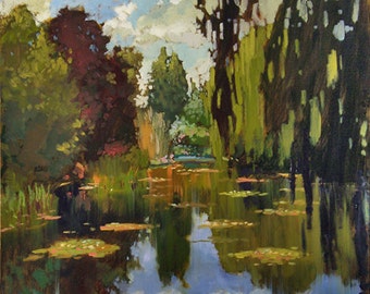 Op de afbeelding: Een schilderij van een vijver met waterlelies en reflecties van bomen en wolken in het water. De vijver wordt omringd door weelderige groene bomen en een blauwe lucht met witte wolken.