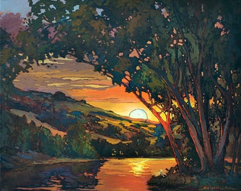 Op de afbeelding: Een schilderij van een zonsondergang boven een rivier met bomen op de voorgrond. De lucht is een mix van oranje, roze en paars, en de zon gaat onder achter de bomen. De rivier is donkerblauw en de bomen zijn donkergroen.