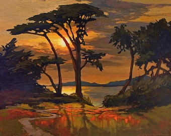 Op de afbeelding: Een schilderij van een zonsondergang boven een waterpartij met drie bomen op de voorgrond. De bomen zijn gesilhouetteerd tegen de oranje en gele lucht. Het water is donkerblauw en de lucht is lichtblauw. Het schilderij is gemaakt in een schilderachtige stijl met zichtbare penseelstreken.