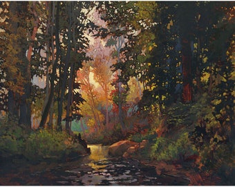 Puede incluir: Una pintura que representa una escena de bosque con un arroyo que lo atraviesa. Los árboles son principalmente de color verde oscuro, pero hay algunas hojas rojas y naranjas en el fondo. El arroyo refleja la luz del sol poniente.