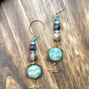Pendientes colgantes de luna hexagonal con labradorita y apatita en oro