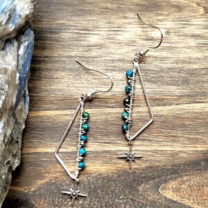Boucles d&#39;Oreilles Triangle Chrysocolle| Gouttes de pierres précieuses géométriques | Pendentifs en chrysocolle et argent avec breloque scintillante | Boucles d&#39;oreilles de pierres précieuses de guérison