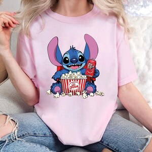 Leuk Stitch Movie Night-shirt, Dr Pepper Popcorn-T-shirt, grappig stripfiguur T-shirt, shirt Disney fan cadeau, roze T-shirt uniseks
