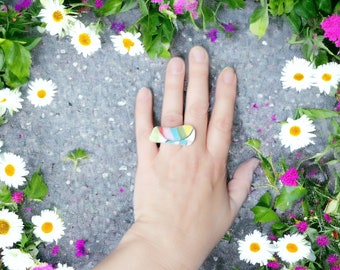 Einzigartiger upcycled Statement-Ring, handgefertigt aus Geschirrbruch mit einem Edelstahlband. Regenbogenfarben.