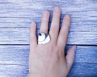 Unieke statement ring gemaakt van upcycled gebroken serviesgoed. De ring is handgemaakt, gelakt en heeft roestvrijstalen verstelbare banden.