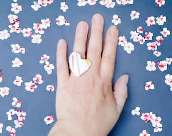 Unieke hartvormige upcycled statement ring, handgemaakt van gebroken serviesgoed met een roestvrijstalen band.