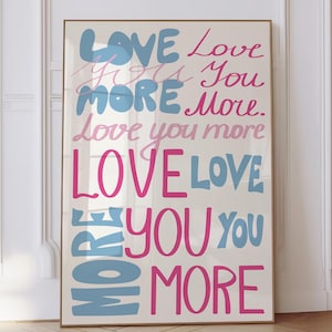 Love You More Impressão de arte de parede Azul Rosa Impressão Preppy Arte de parede da moda Decoração de dormitório estética Arte de parede positiva para quarto Citação IMPRIMÍVEL Digital