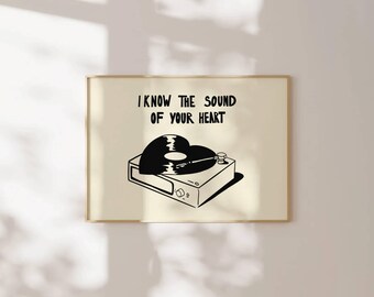Pode incluir: Ilustração em preto e branco de um toca-discos com um disco em forma de coração. O texto "I know the sound of your heart" está acima do toca-discos.