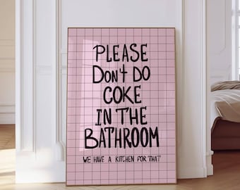 Könnte beinhalten: Ein rosa Badezimmer-Schild mit einem Gittermuster und dem Text "PLEASE DON'T DO COKE IN THE BATHROOM WE HAVE A KITCHEN FOR THAT."