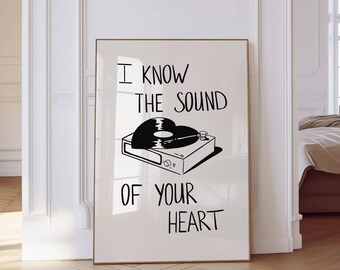 Pode incluir: Ilustração em preto e branco de um toca-discos com um disco em forma de coração. O texto "I know the sound of your heart" está escrito abaixo do toca-discos.