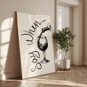 K&ouml;nnte beinhalten: Schwarz-wei&szlig;-Illustration eines Weinglases, das mit Wein aus einer Flasche gef&uuml;llt wird. Der Text "So when..." ist in einer kursiven Schrift geschrieben.