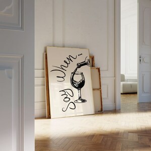 K&ouml;nnte beinhalten: Ein wei&szlig;er Leinwanddruck mit schwarzem Text, der "Sorry When..." lautet, und einer Schwarzwei&szlig;illustration einer Weinflasche, die Wein in ein Glas gie&szlig;t.