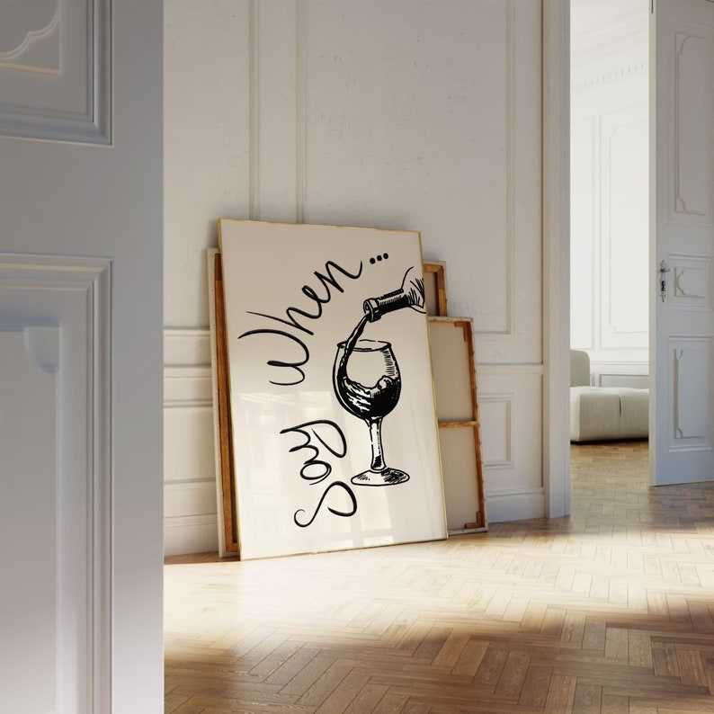 K&ouml;nnte beinhalten: Ein wei&szlig;er Leinwanddruck mit schwarzem Text, der "Sorry When..." lautet, und einer Schwarzwei&szlig;illustration einer Weinflasche, die Wein in ein Glas gie&szlig;t.