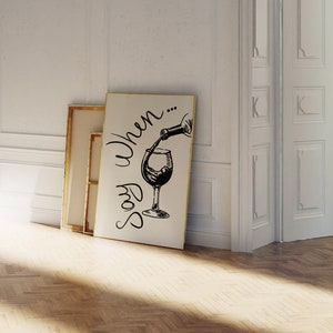 K&ouml;nnte beinhalten: Ein wei&szlig;er Leinwanddruck mit schwarzem Text, der "Sorry When..." lautet, und einer Schwarzwei&szlig;illustration eines Weinglases, in das eine Flasche Wein gegossen wird.