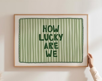¡Qué suerte tenemos! Impresión de rayas verde salvia, cita de arte de pared, póster estético para sala de estar, decoración del hogar preppy, arte de pared moderno, descarga horizontal