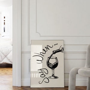 K&ouml;nnte beinhalten: Eine Schwarzwei&szlig;illustration eines Weinglases, in das eine Flasche Wein gef&uuml;llt wird. Der Text "Say When..." ist in einer kursiven Schrift um das Glas geschrieben.