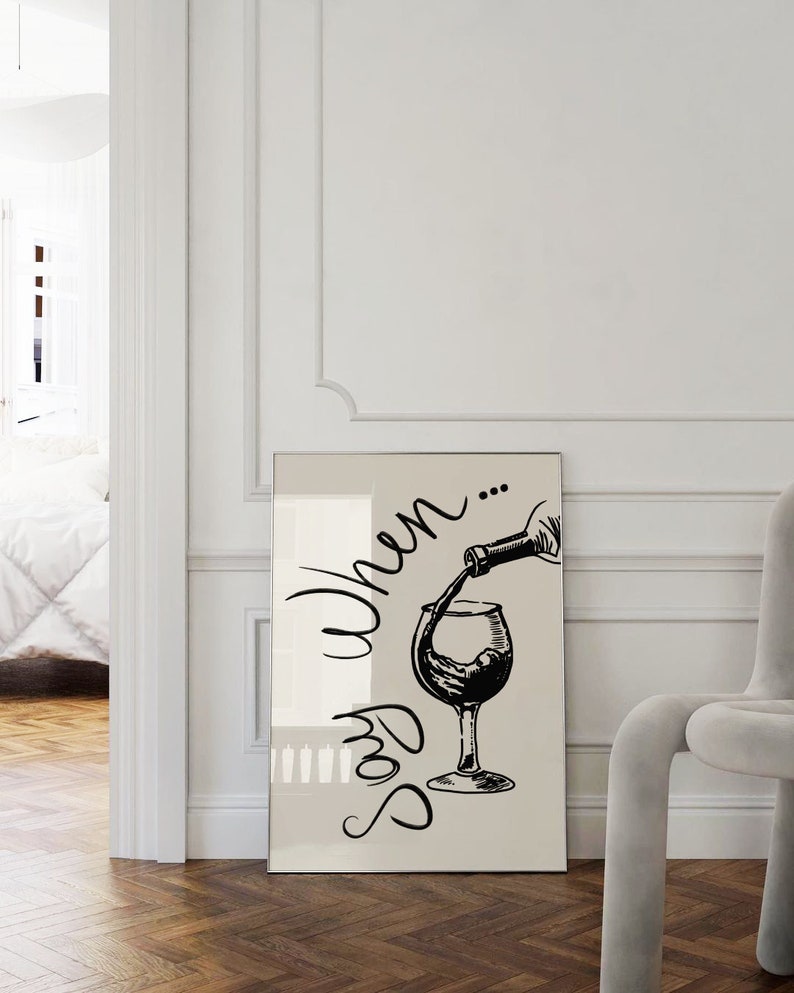 K&ouml;nnte beinhalten: Eine Schwarzwei&szlig;illustration eines Weinglases, in das eine Flasche Wein gef&uuml;llt wird. Der Text "Say When..." ist in einer kursiven Schrift um das Glas geschrieben.