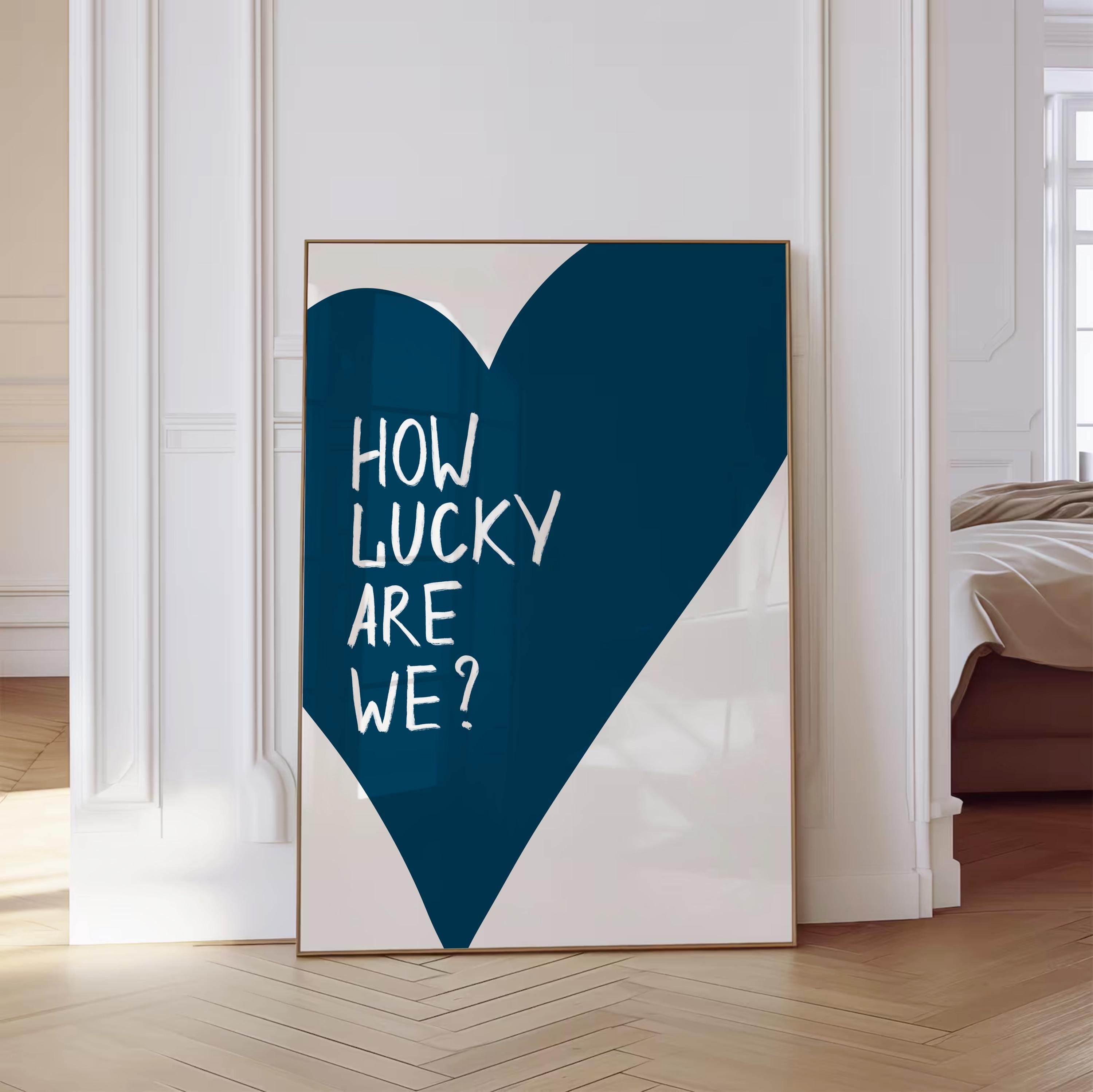 How Lucky Are We Wand Kunst Druck Marineblau Herz Druck Retro trendige Wandkunst Ästhetische Wohnheim Dekor Schlafzimmer Wand Kunst Zitat Druckbare Digital