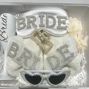 Cesta de Noiva de Luxo para a noiva em uma linda Caixa de Presente para casamento/despedida de solteira. Inclui chinelos, óculos de sol, flauta, clipe de máscara de olho