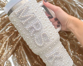 Vaso personalizado Pearl MRS con asa y pajita – Regalo nupcial / Taza para la novia / Accesorio para el día de la boda / Vaso personalizado para la novia / Taza con detalles de perlas