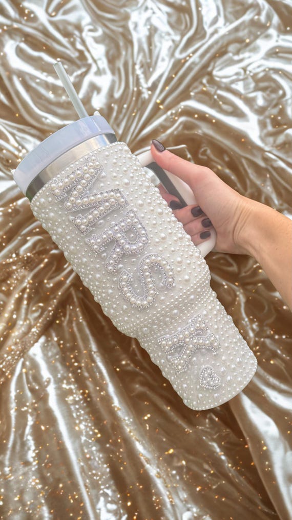 Pearl MRS personalised Tumbler, Handle & Straw – Bridal Gift | Bride Cup | Wedding Day Accessory | Custom Bride Tumbler | Pearl-Covered Mug
