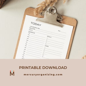 Puede incluir: Un planificador diario imprimible en un portapapeles con las palabras "TODAY", "I AM GRATEFUL FOR", "DECLUTTER", "CREATE", "SCHEDULE", "GOALS" y "TASKS".