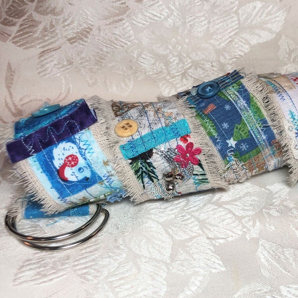 Ceinture en toile boho, ceinture de Noël, ceinture d’art textile bleu et blanc, ceinture en tissu patchwork, ceinture OOAK, ceinture de style Snippet Roll