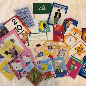 27 CARTÕES DE JOGO PARA CRIANÇAS, coisas efêmeras com tema de jogo Old Maid Carmen Sandiego Hello Kitty Thomas the Tank Engine Frozen Snap Memory Buzz Out