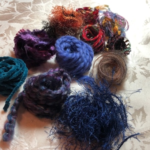 11 x 2 mètres fils fantaisie tons foncés, garniture de journal indésirable, fibres violet bleu rouge brun, techniques mixtes, fil pour bribes de code ou éphémères