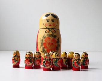 Vintage Russian Nesting Dolls Matryoshka -(SB22)