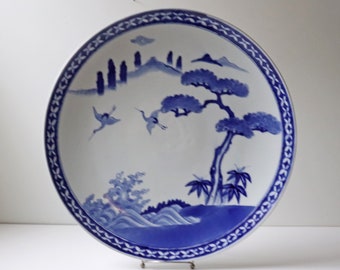 18" GRAND chargeur japonais de paysage de grue bleue et blanche Arita ; chargeur de plaque de porcelaine Chinoiserie à collectionner -[GB3]