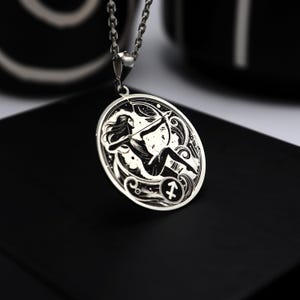 Collana in argento 925 con segno zodiacale Sagittario, ciondolo con spirito avventuroso per sogni di viaggio di agosto e motivazione per il segno di fuoco