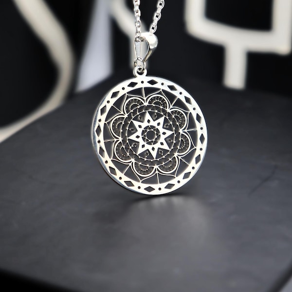 Spirituelle Mandala-Halskette: Meditationsanhänger aus Sterlingsilber