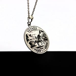 Nevada 925 Silberkette, Wildpferd und Wüstenbergbau Szene Anhänger, Western Schmuck, Perfektes Geschenk für Pferdeliebhaber