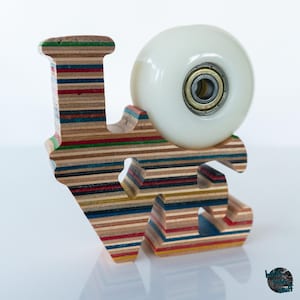 LOVE Skateboard Display LINED STYLE Art Piece fabriquée à partir de skateboards usagés / coloris standard doublé