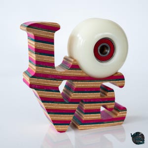 LIMITED EDITION Love Skateboard Display Art Piece aus gebrauchten Skateboards
