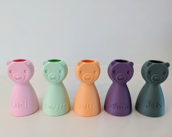 Ein Set aus 8 niedlichen Bärenvasen für Geschenke zur Geburt eines Babys mit dem Namen des Babys darauf.