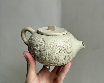 Keramik-Teekanne, Teekanne aus erdfarbenem, rissigem Ton, Wabi-Sabi-Steinzeug-Teekanne, rustikales Keramik-Teezeremonie-Stück, Bio-Ton-Teekanne