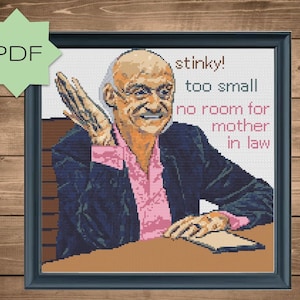 Può includere: Uno schema di punto croce con un'immagine di un uomo dei cartoni animati con il testo "stinky! too small no room for mother in law".