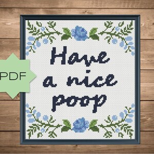 Peut inclure: Un modèle de point de croix avec un fond blanc, des fleurs bleues et le texte "Have a nice poop".