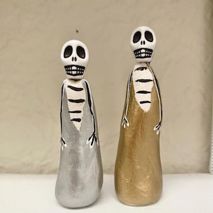 2 Day of the Dead* Dia de los Muertos* Skeleton Figurine Miniature Small Dolls for Shrines~ Nichos~ Altars~ Ofendas Hearts