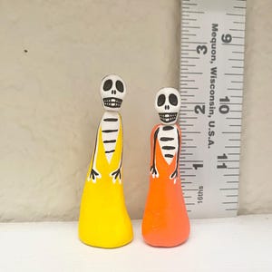 2 Day of the Dead* Dia de los Muertos* Skeleton Figurine Miniature Small Dolls for Shrines~ Nichos~ Altars~ Ofendas Hearts