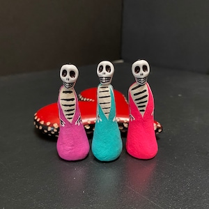 3 Day of the Dead* Dia de los Muertos* Skeleton Figurine Miniature Small Dolls for Shrines~ Nichos~ Altars~ Ofendas Hearts