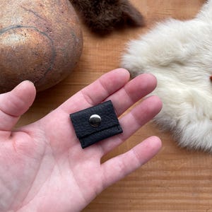 Estuche pequeño con anilla de seguridad Lilliput, monedero de cuero negro, minimonedero con cremallera, pastillero minimalista, monedero de la suerte EDC
