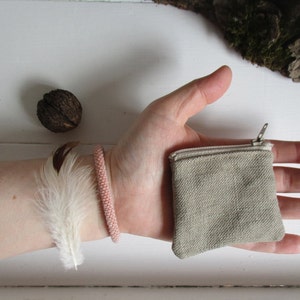 Un pequeño monedero de lino The Coin Collector de may.tree.ark, mini monedero con cremallera, minimalista, fondo de efectivo de Flea Market, lino, gris y beige.