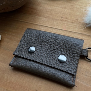 Monedero pequeño de cuero con cremallera y broche de cobre, estilo rústico, minimonedero, tesoros del mercado de pulgas, billetera Moleskine, regalos para menores de 30 años.